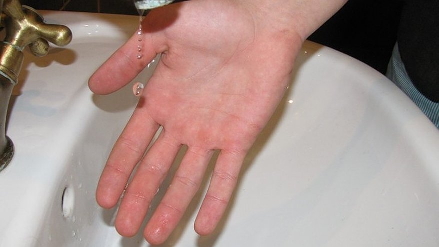 Главная картинка новости: Из-за аварии жители улицы Трудовая на день остались без воды