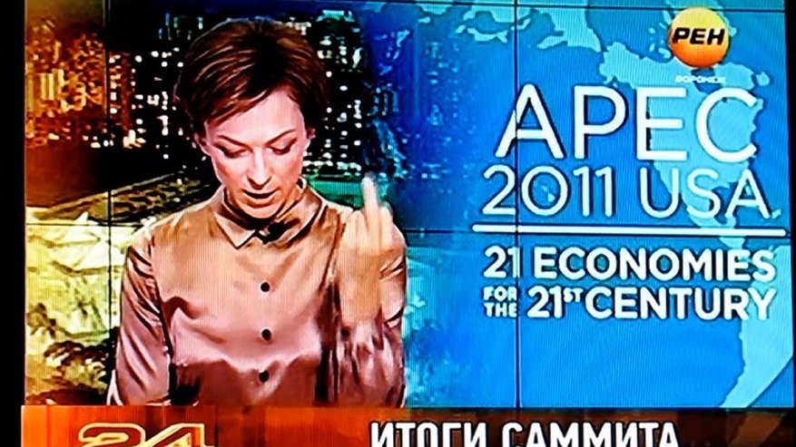 Главная картинка новости: Ведущая РЕН-ТВ показала в эфире средний палец, зачитывая новость про Дмитрия Медведева