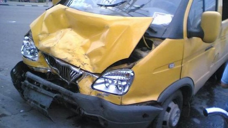 Главная картинка новости: Под Воронежем маршрутка столкнулась с "Маздой"