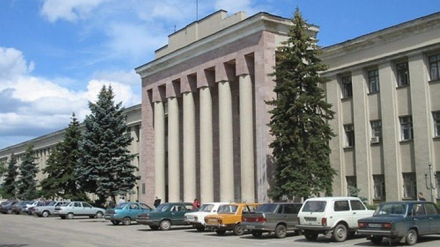 Главная картинка новости: ВАСО пустит с молотка спортклуб, поликлинику и здание детсада