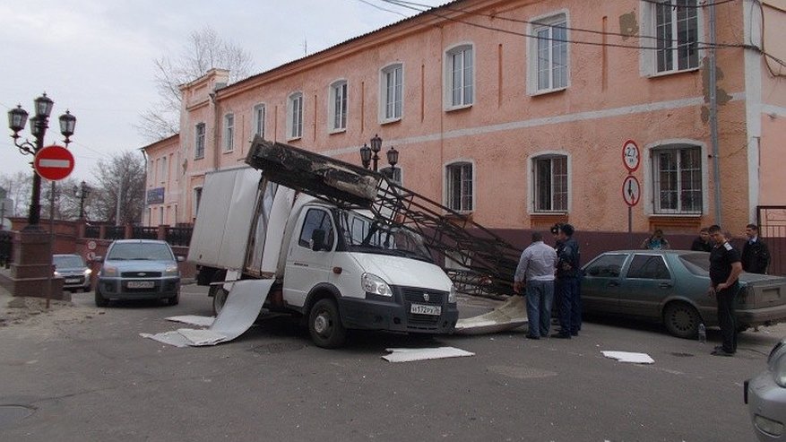 Главная картинка новости: Водитель «ГАЗели», снёсший арку Каменного моста: «Я сегодня второй раз родился»