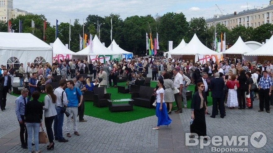 Главная картинка новости: В Воронеже площадь Ленина превратили в читальный зал