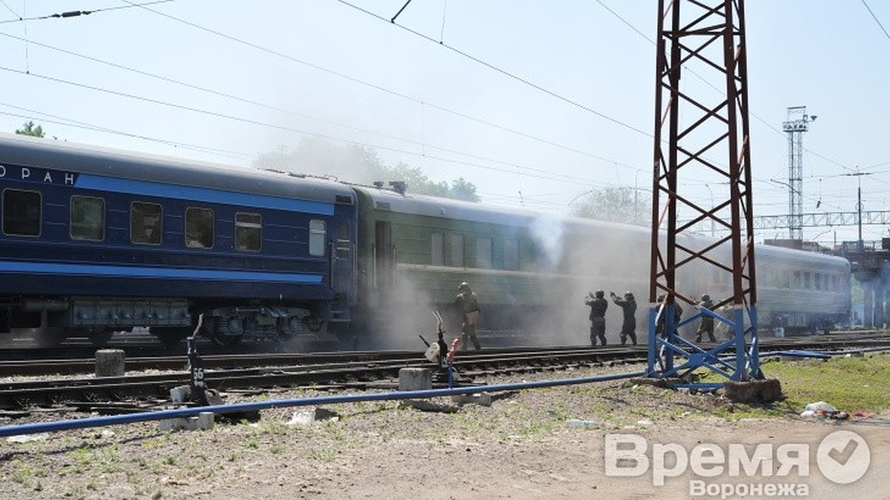 Главная картинка новости: На ж/д станции под Воронежем силовики обезоружили «террористов»