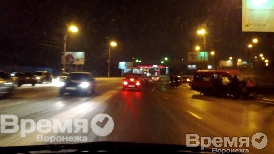 Главная картинка новости: Пятеро пострадали в аварии с маршруткой в Воронеже