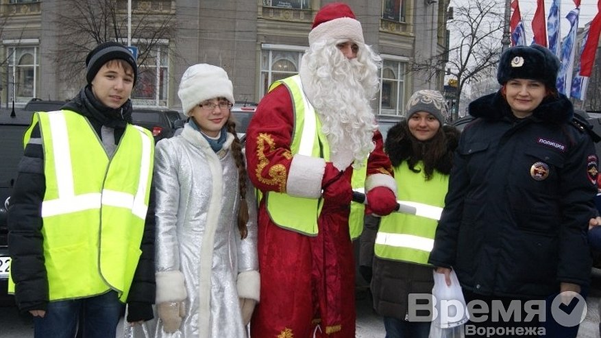 Главная картинка новости: Воронежские гаишники поздравляли юных пассажиров с Новым годом