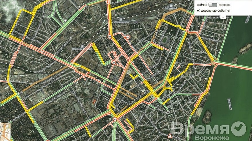 Главная картинка новости: В Воронеже тысячи машин застряли в пробках