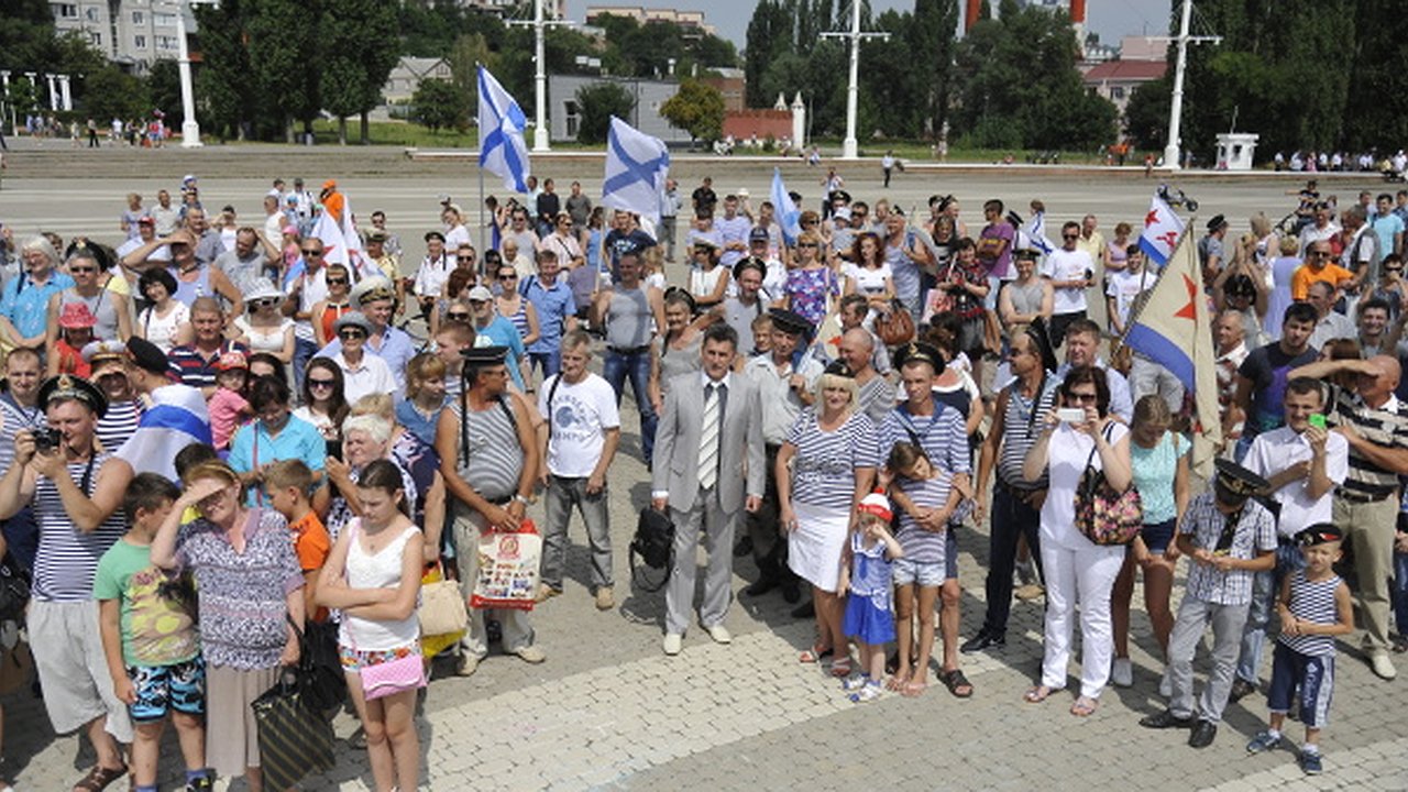 Главная картинка новости: Лидер воронежских патриотов Борис Скрынников поздравил военных моряков