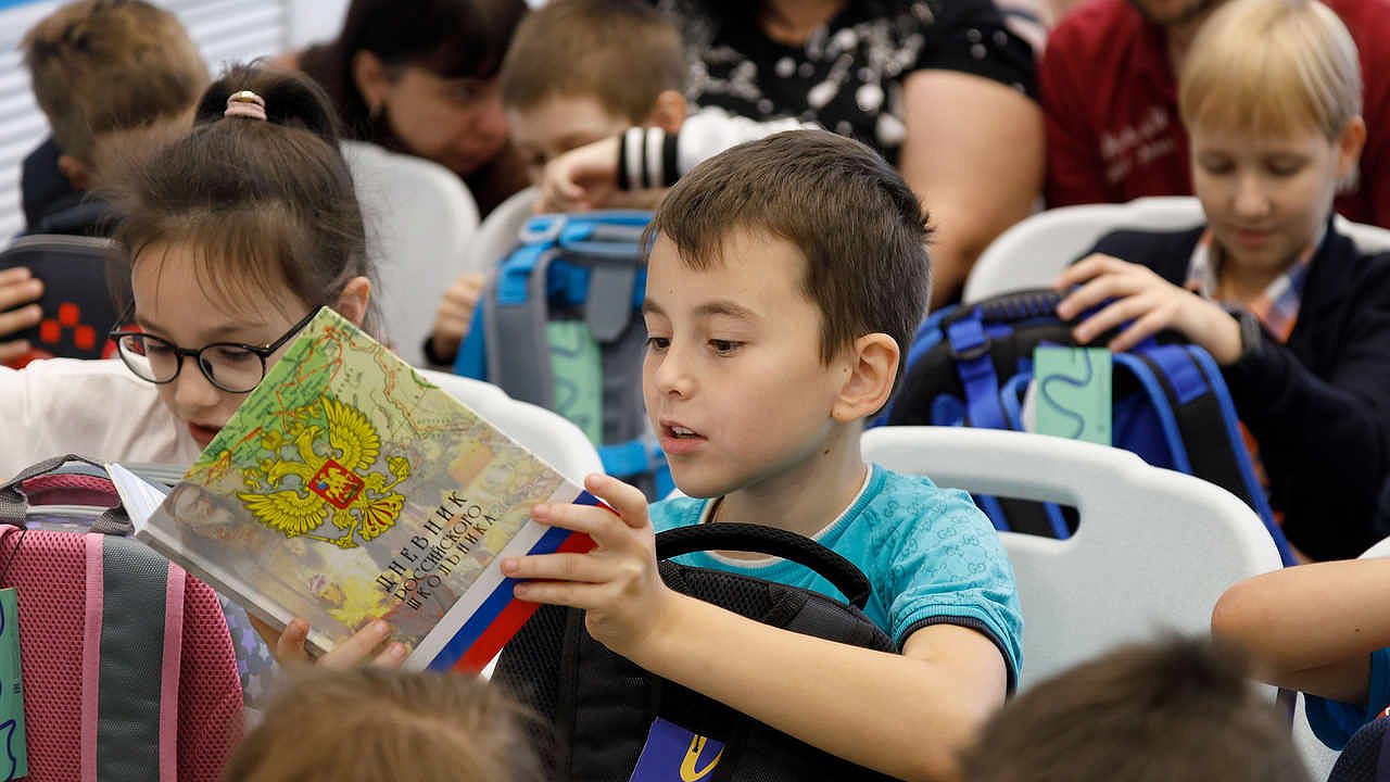 Главная картинка новости: Депутаты Воронежской областной Думы передали детям из ЛДНР школьные принадлежности