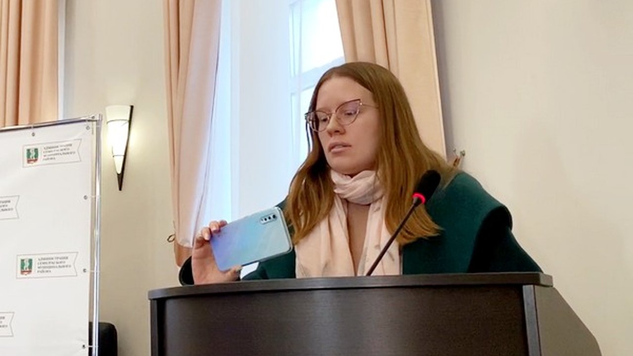 Главная картинка новости: Выступившая с антироссийской позицией на заседании райсовета в Семилуках Нина Беляева покинула страну