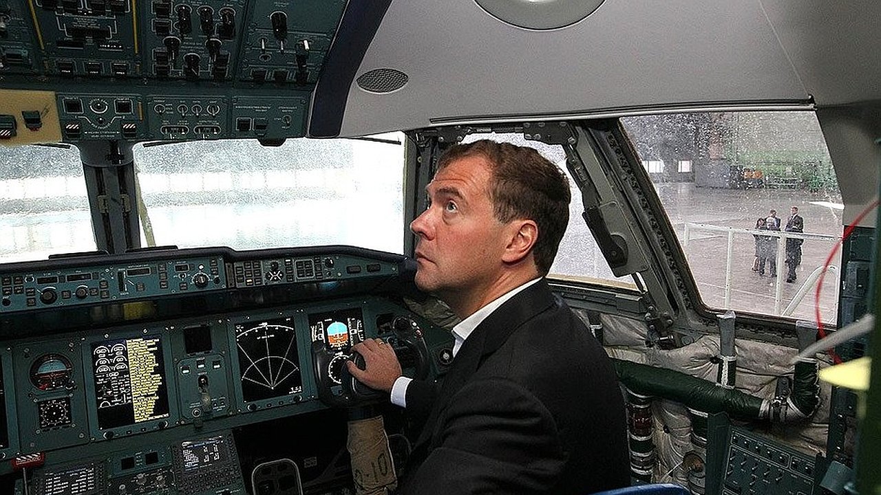 Главная картинка новости: Дмитрий Медведев распорядился передать Воронежский авиазавод «Ростеху»