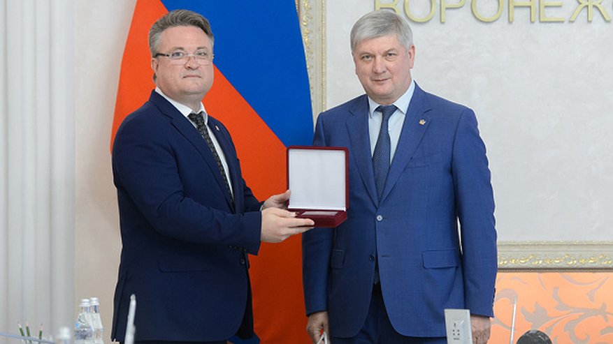Главная картинка новости: Доход воронежского губернатора падает второй год подряд