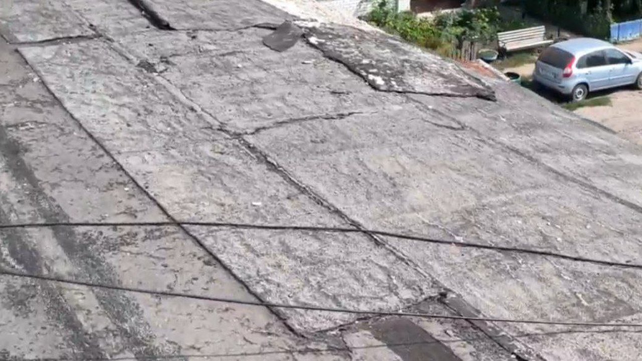 Главная картинка новости: Жители дома с разваливающейся крышей будут ждать капремонта до 2031 года в Воронежской области