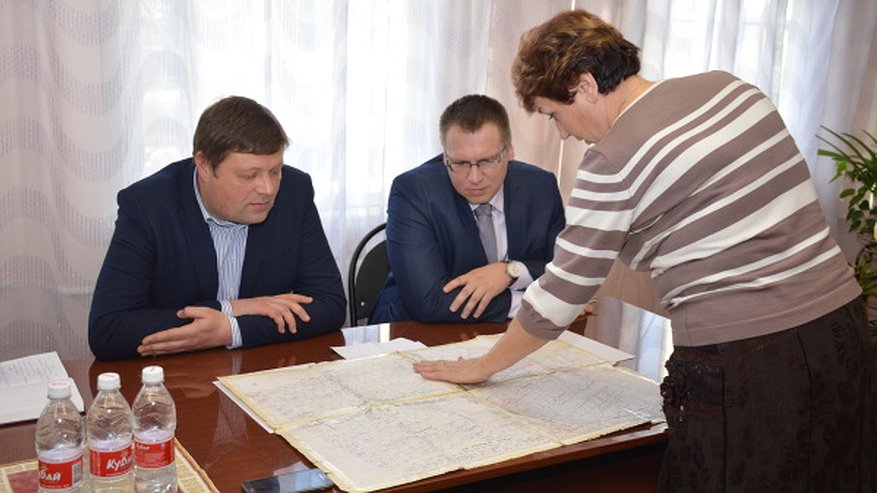 Главная картинка новости: Депутаты команды ДСК выслушали жалобы жителей пригорода Воронежа 