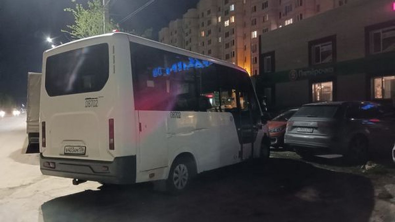 Главная картинка новости: Воронежцы продолжают жаловаться на ночующие во дворах жилых домов грузовики и маршрутки 