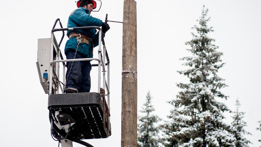Главная картинка новости: Воронежские энергетики напомнили об охранных зонах