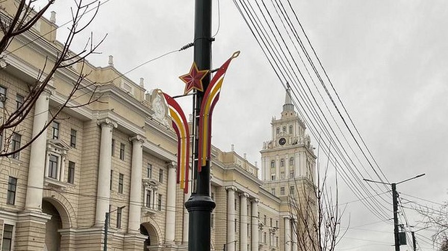 Главная картинка новости: В Воронеже на проспекте Революции «нарядили» фонари