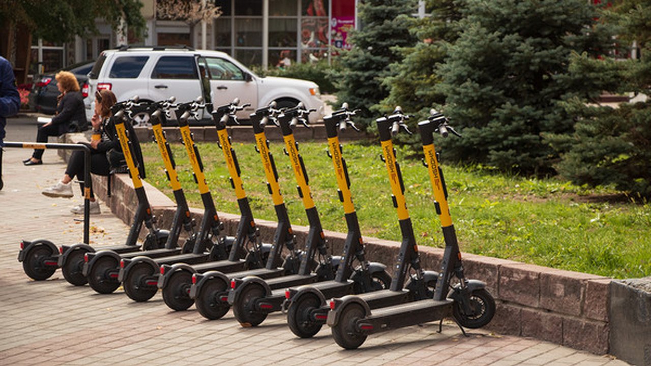 Главная картинка новости: Электросамокаты – благо или травмоопасное развлечение