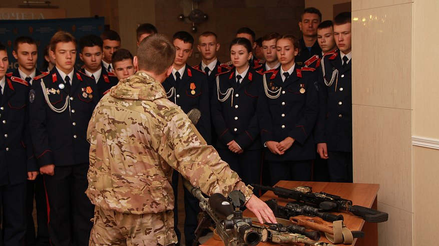 Главная картинка новости: В Воронеже сотрудники ФСБ провели образовательные дни для старшеклассников