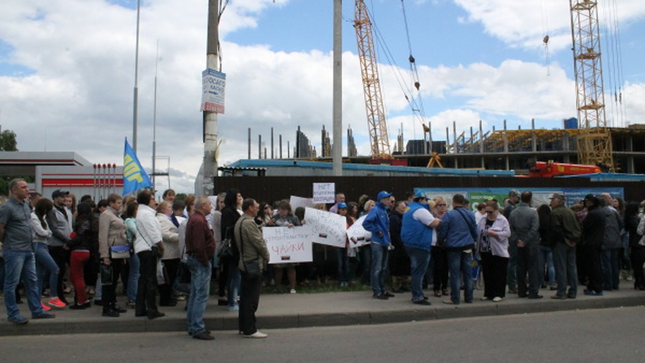 Главная картинка новости: Заправка или жилой дом: как воронежцы митинговали у стройки на Хользунова 