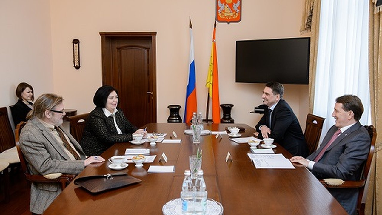 Главная картинка новости: Воронежский губернатор встретился с журналистом «Новой газеты»