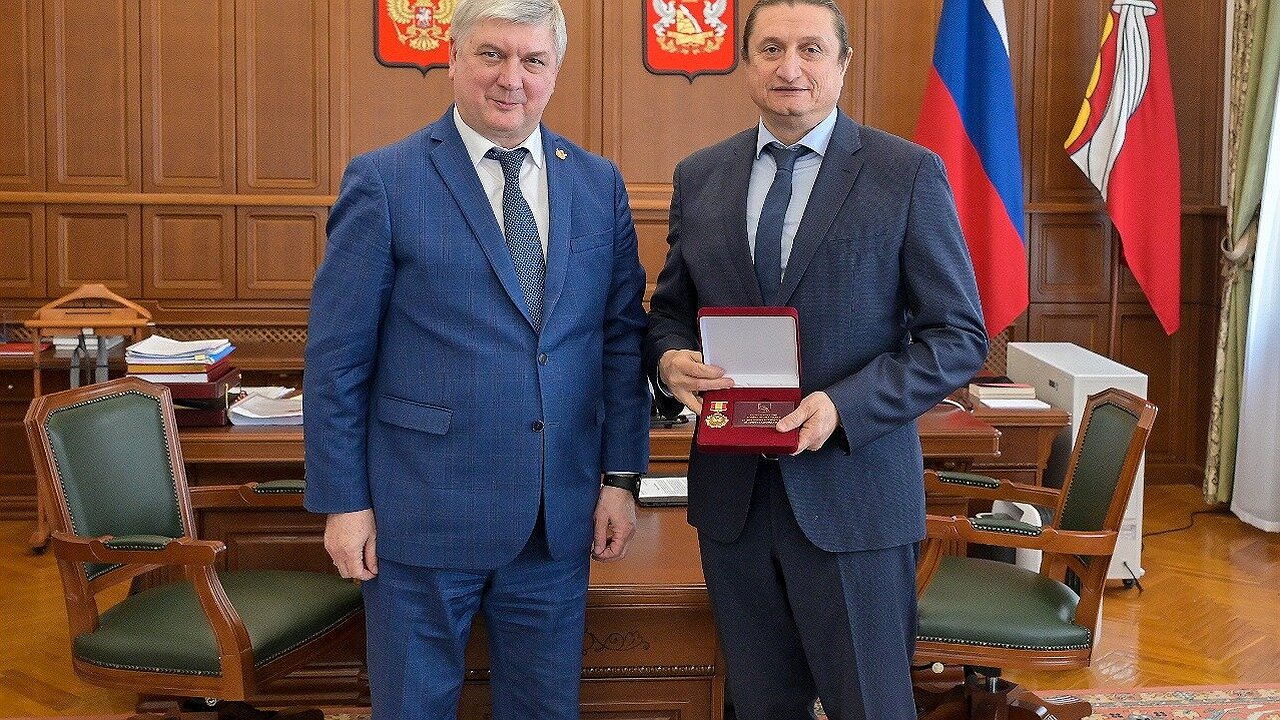 Главная картинка новости: Глава региона наградил воронежского депутат Сергея Чижова почетным знаком за профессионализм 