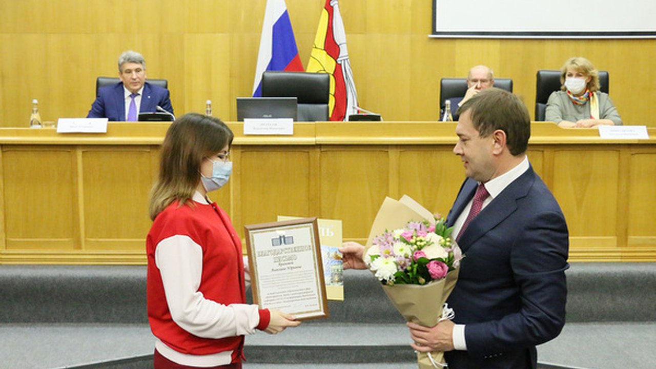 Главная картинка новости: Воронежские студенты-медики получили награды облдумы за волонтерскую деятельность