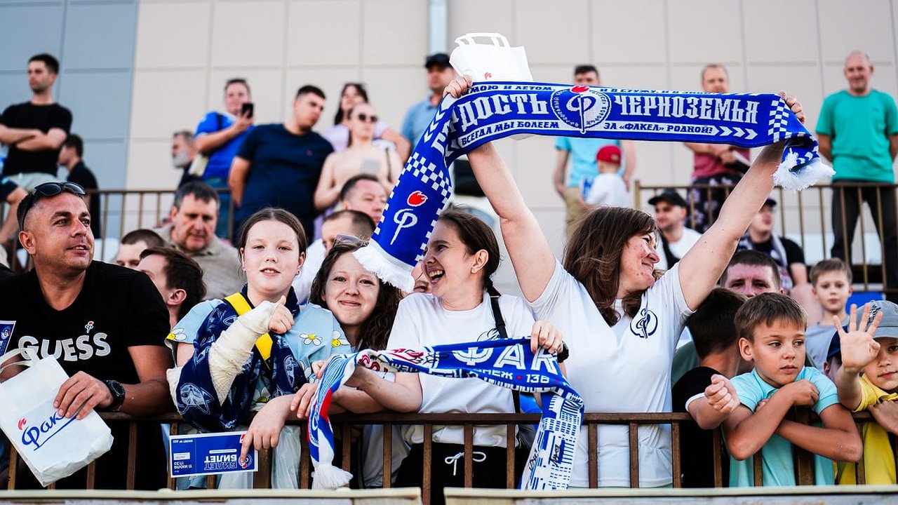 Главная картинка новости: Самый юный болельщик воронежского «Факела» попал на видео в Москве