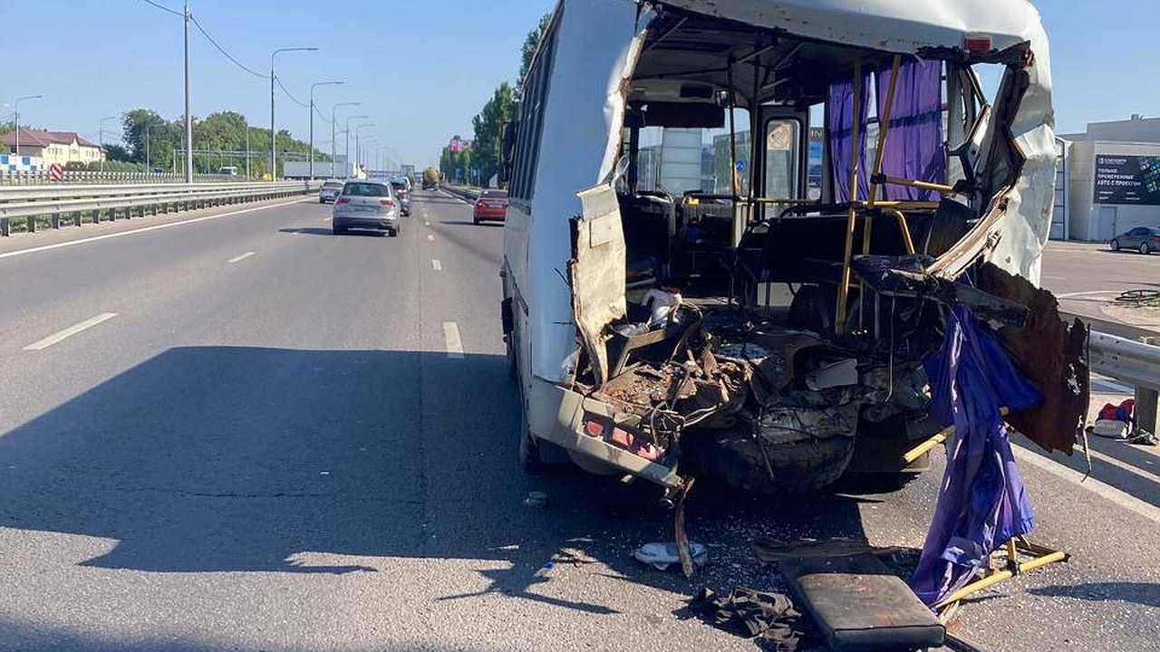 Главная картинка новости: 9 человек госпитализированы после столкновения автобуса и автоцистерны в Воронежской области 