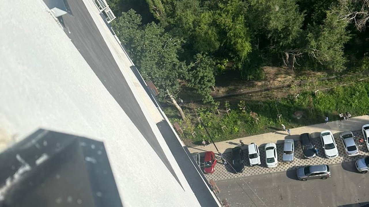 Главная картинка новости: Мэрия и спецслужбы работают на местах падения БПЛА в Воронеже 