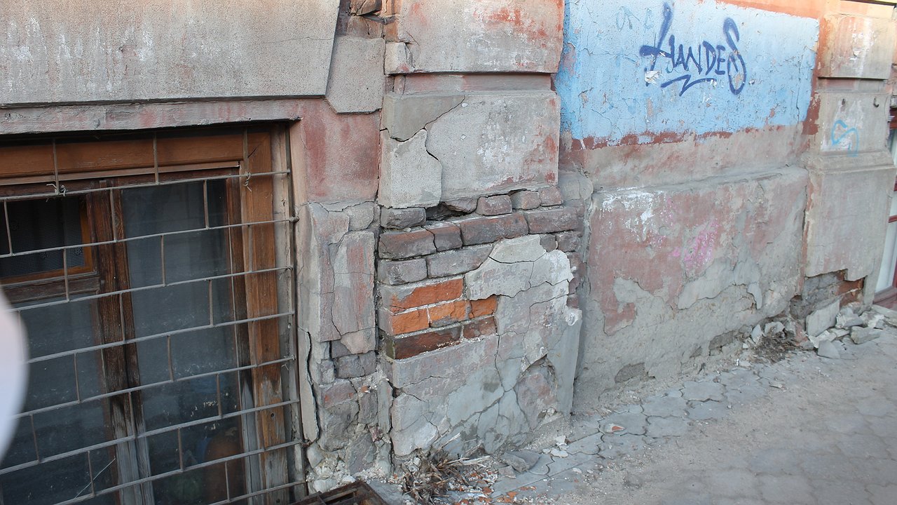 Главная картинка новости: Воронежцы годами не могут добиться переселения из купеческого дома 