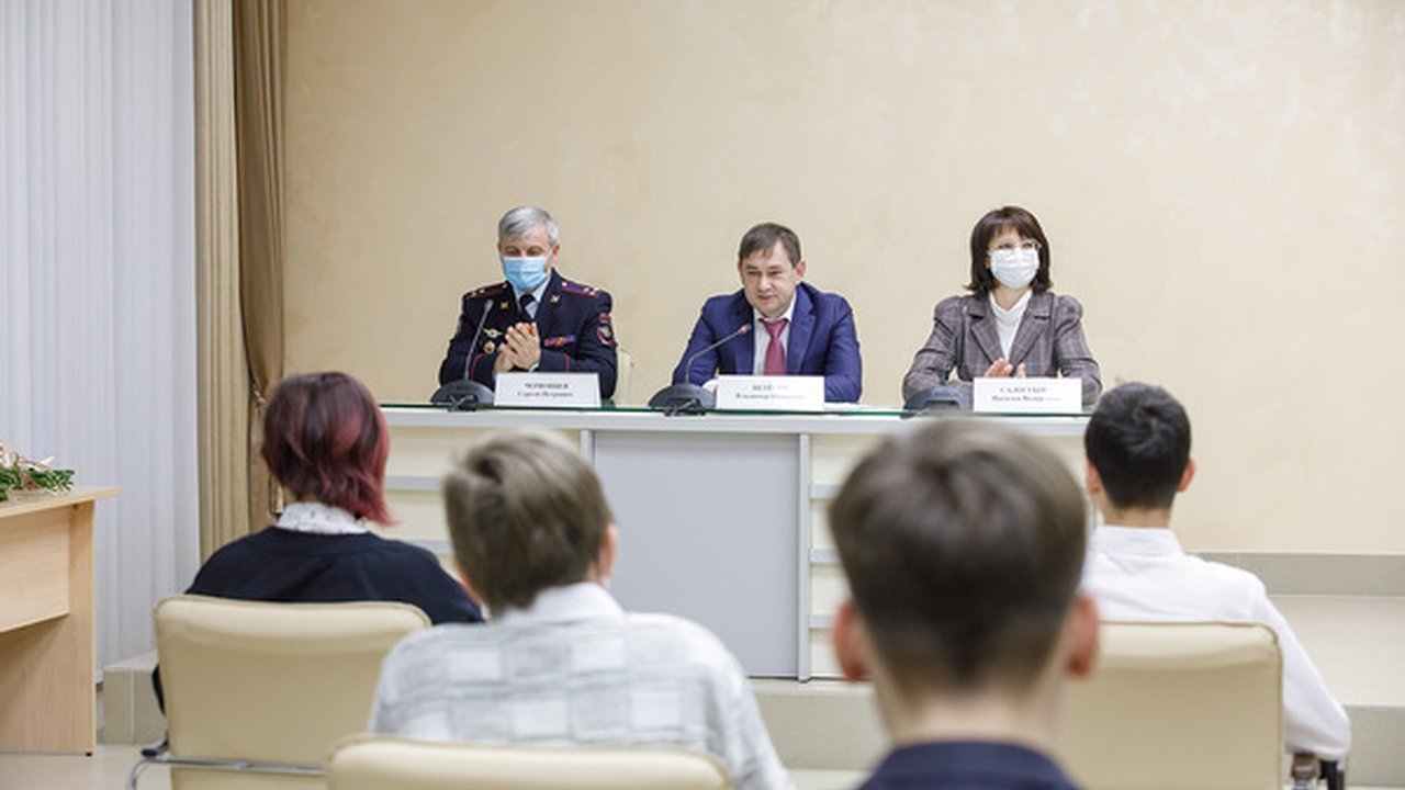 Главная картинка новости: Юным воронежцам торжественно вручили паспорта в Воронежской областной Думе