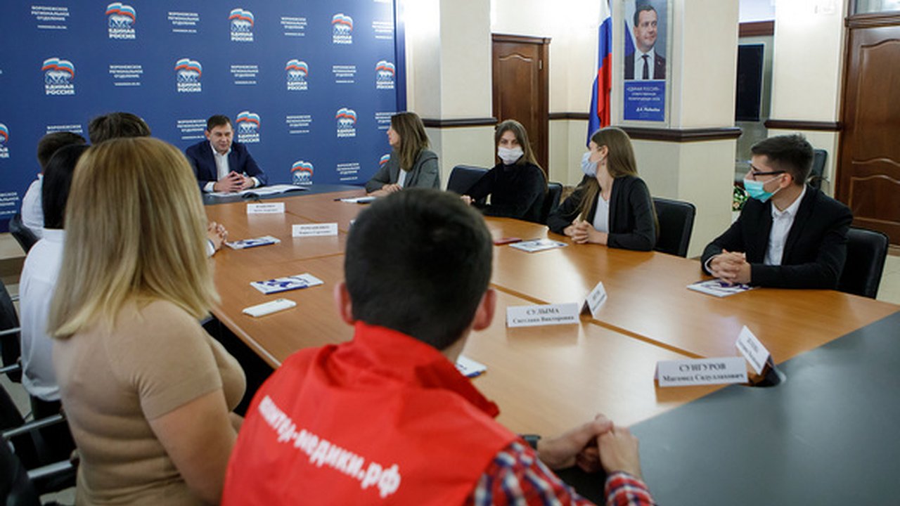 Главная картинка новости: Депутаты Воронежской облдумы совместно с волонтерами проведут благотворительные новогодние акции