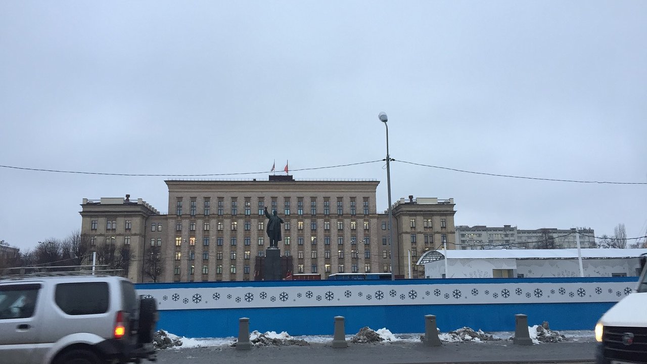 Главная картинка новости: Воронежский губернатор завернул ремонт катка на площади Ленина за 40 млн рублей