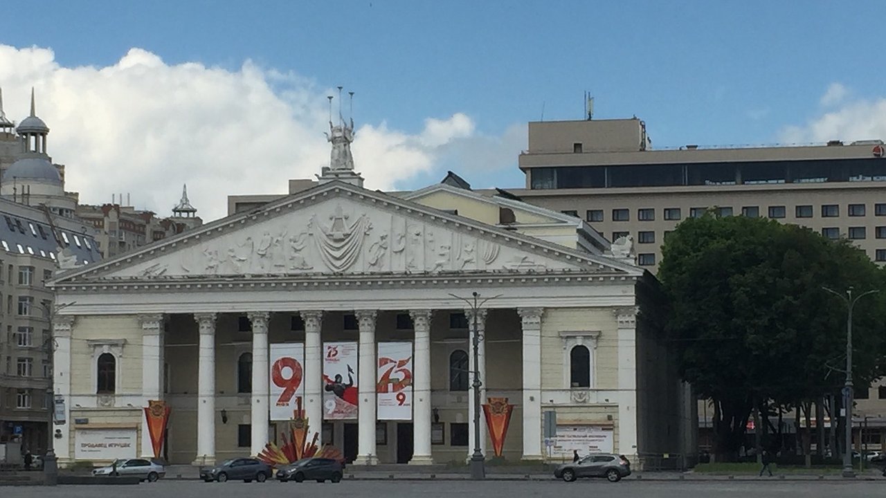 Главная картинка новости: В Воронеже вновь ищут проектировщика для подсобки оперного театра