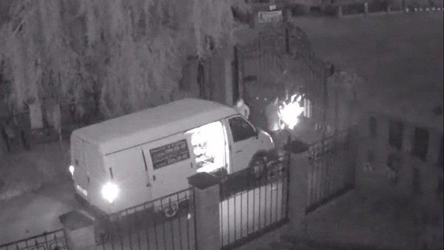 Главная картинка новости: В Воронеже рабочие оказались заперты ночью на кладбище