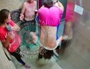 Компания людей с бутылками продемонстрировала маргинальную романтику в лифте в Воронеже