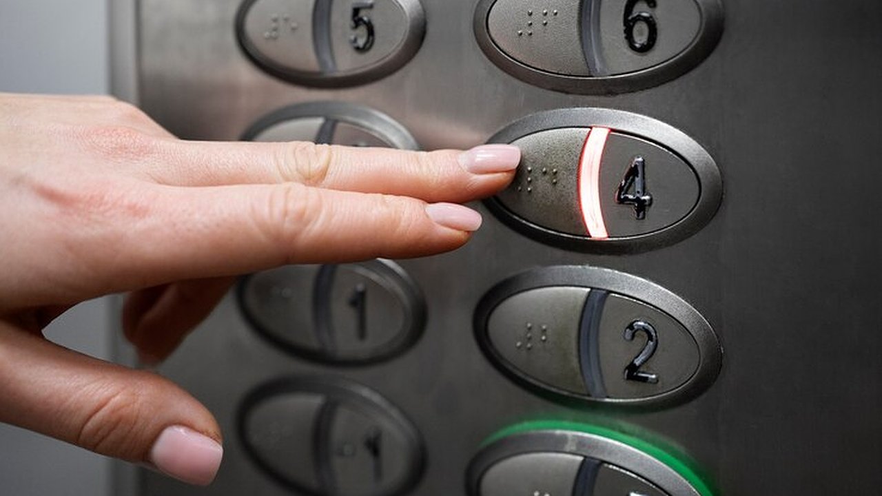 Главная картинка новости: Озадаченный сенатор или опасные для жизни лифты «Белтранслифта» поставлялись в Воронежские новостройки 