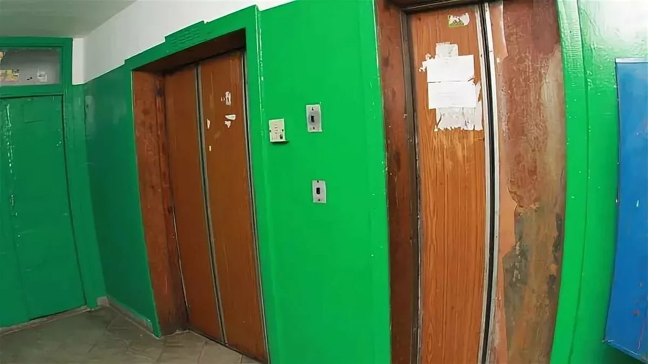 Главная картинка новости: Кто из подрядчиков оставил больше всего «косяков» при замене лифтов в Воронежской области?