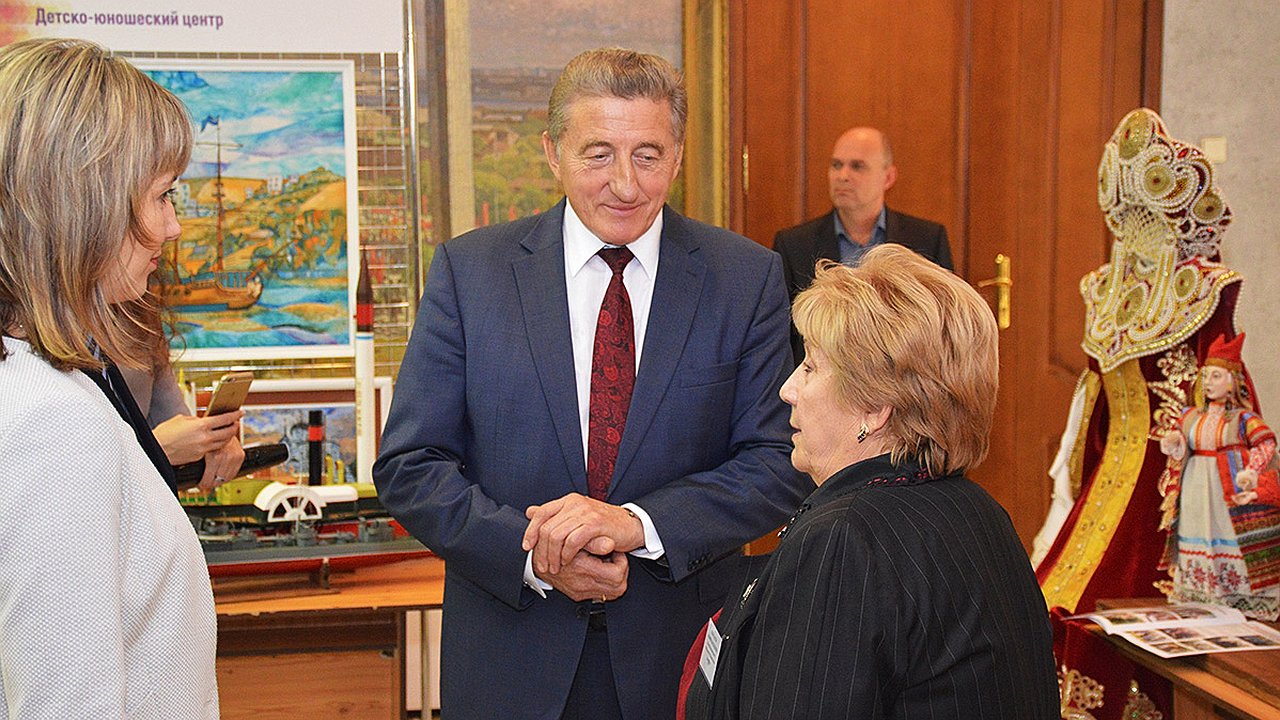 Главная картинка новости: Воронежский сенатор поздравил «творцов человеческих душ»