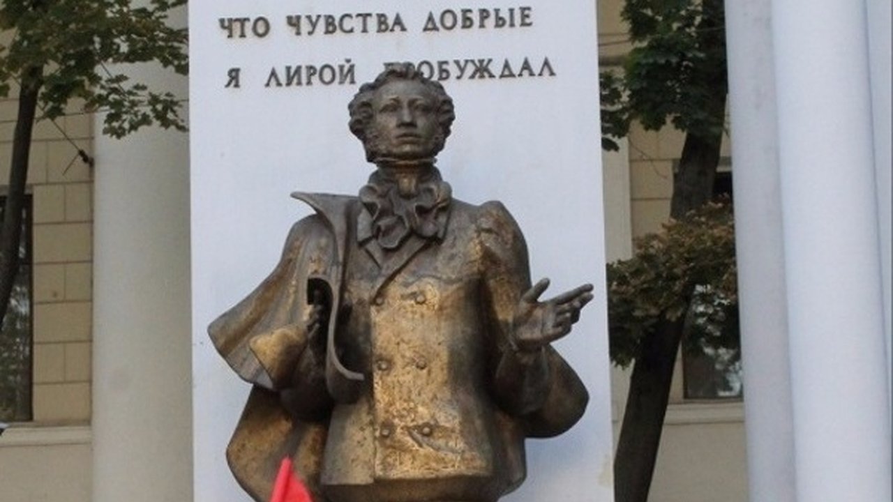 Главная картинка новости: Конкурс на ремонт памятника Пушкину в Воронеже не состоялся