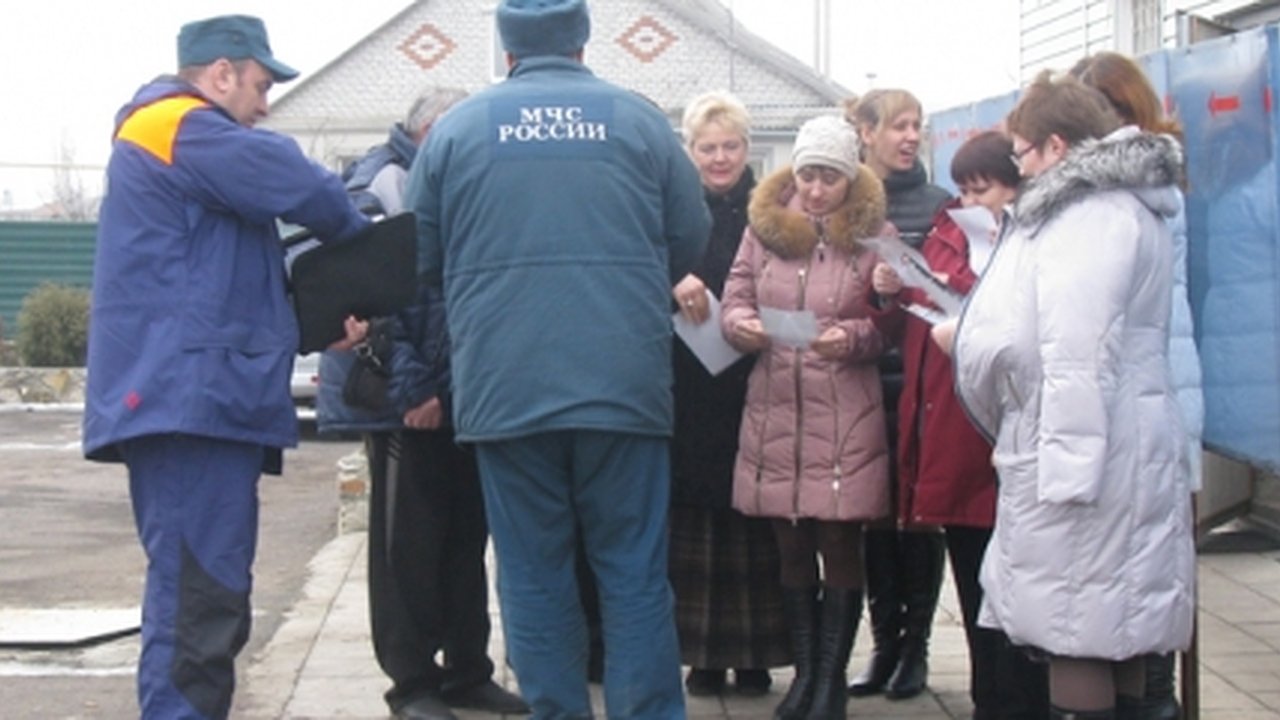 Главная картинка новости: В Новогодние праздники к воронежцам приходят спасатели