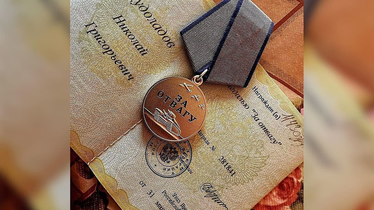 Главная картинка новости: Участника боев в Макеевке из Воронежской области наградили медалью «За отвагу»
