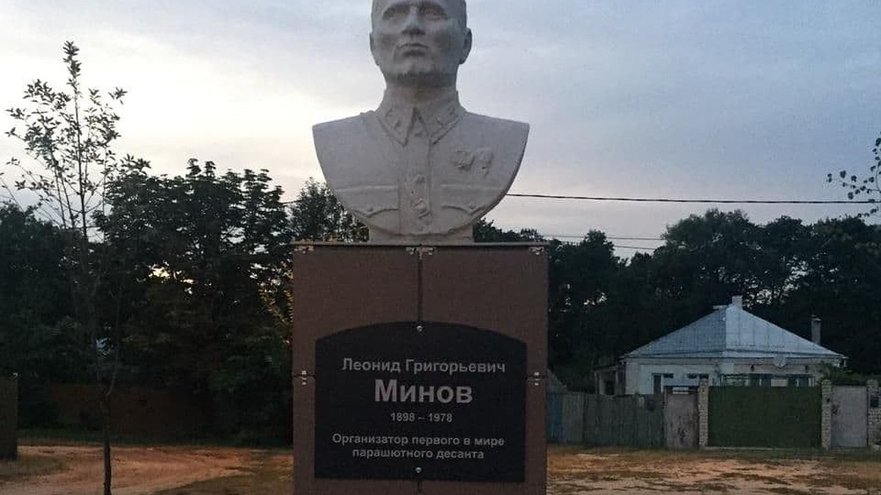 Главная картинка новости: В Воронеже на месте бюста десантнику может появиться парковка