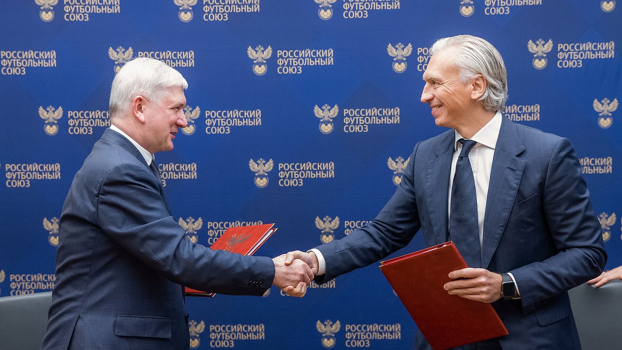 Главная картинка новости: Александр Гусев и глава РФС Александр Дюков подписали соглашение о развитии футбола в Воронежской области