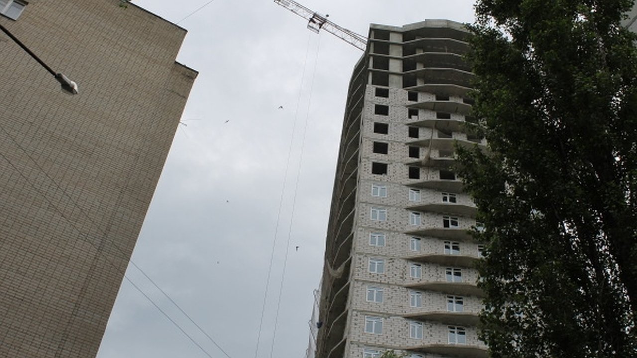 Главная картинка новости: В воронежском переулке Славы бесславно разрушается девятиэтажный дом