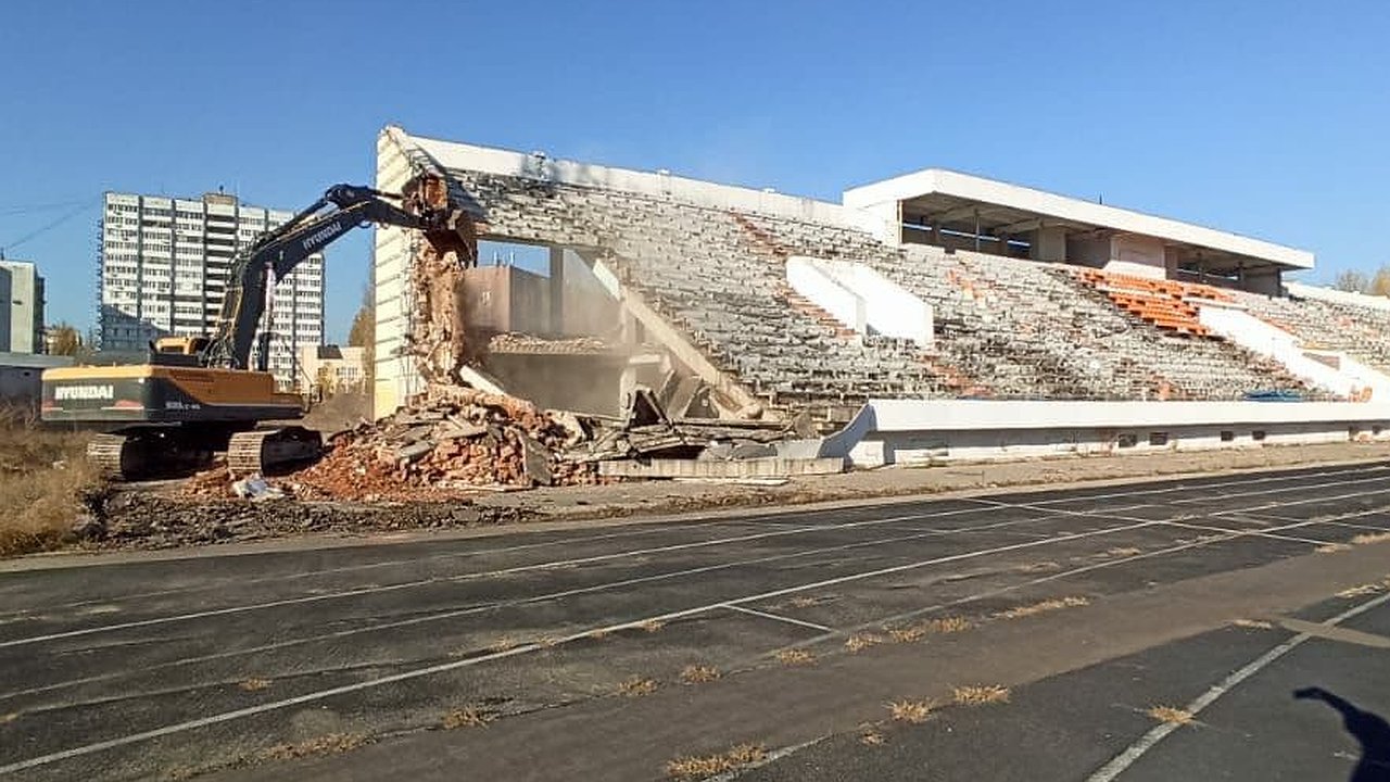 Главная картинка новости: Рабочие начали демонтаж воронежского «Факела»