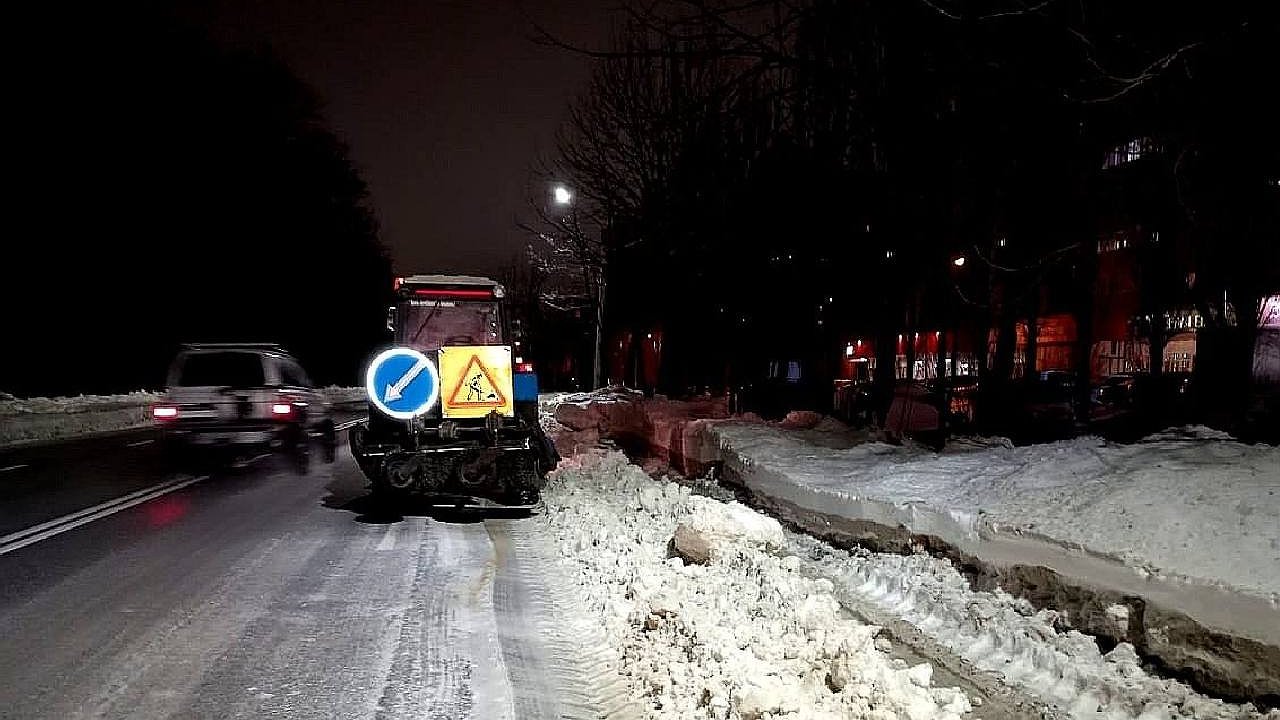 Главная картинка новости: Мэр Воронежа Вадим Кстенин заявил о продолжении работ расчистке дорог с местных улиц