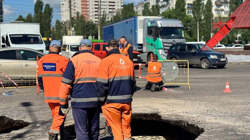 Главная картинка новости: Коммунальную аварию у Памятника Славы оперативно устраняют
