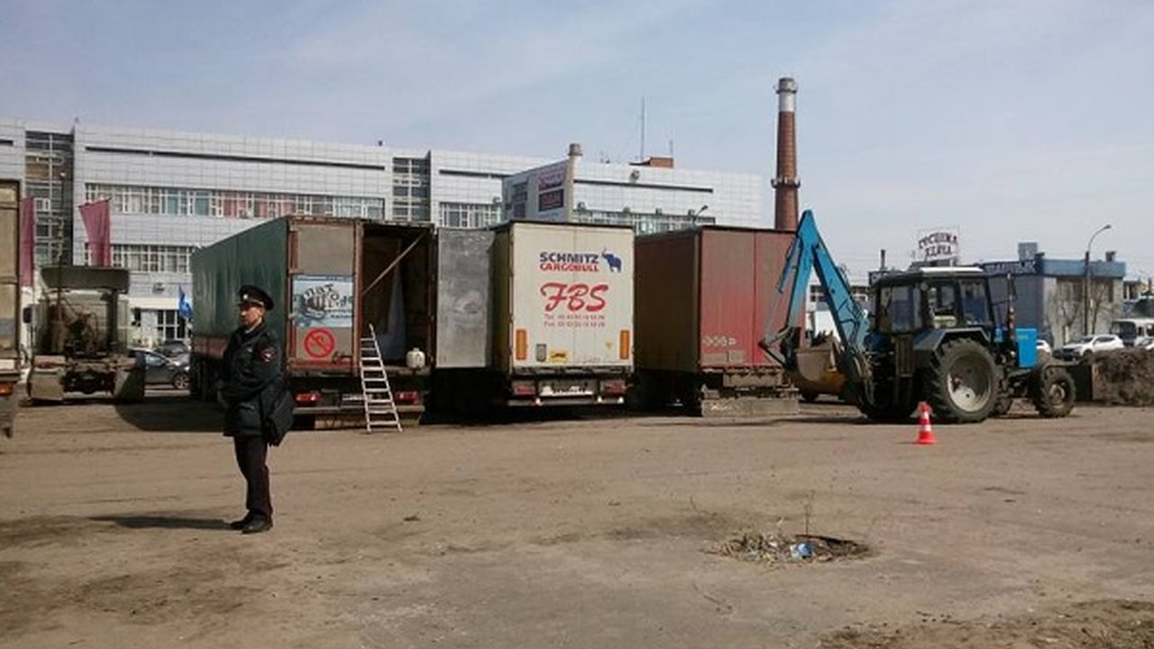 Главная картинка новости: В Воронеже дальнобойщиков задержали под предлогом благоустройства территории