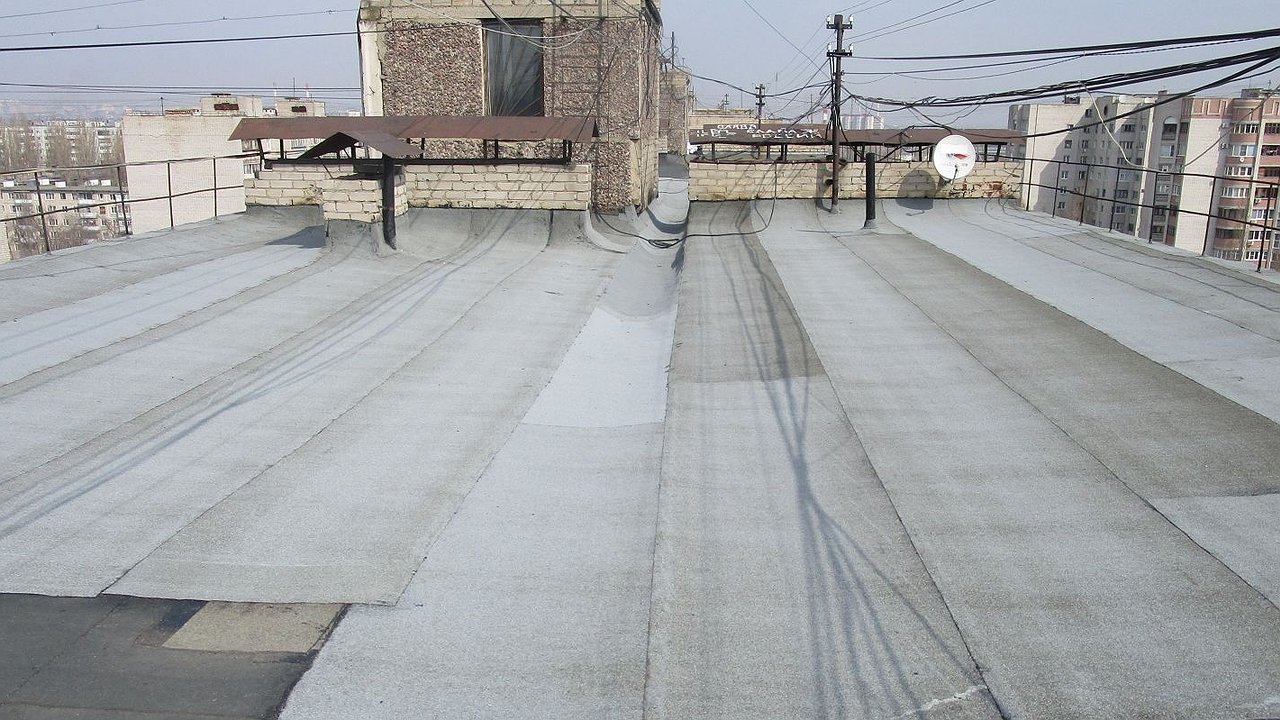 Главная картинка новости: В Воронеже управляющая компания до визита ГЖИ отремонтировала крышу